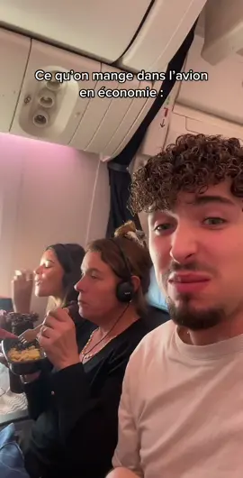 Note globale : 6/10 car Air France peut mieux faire surtout quand je vois ce qu’il mange en business 😭, dites a @airfrance que je veut aller en business 😂😂