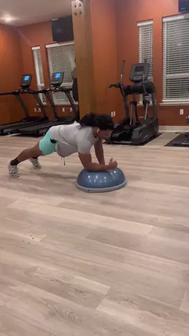 How to keep a flat stomach & your core strong try these exercises 💪🏾✅ Tag / Share / Save  Perform each 3 rounds of 30 secs  Click link in bio if you need help book a consultation with me  #core #gymshark #flatstomachworkout #losebellyfat #coreworkout #kansas 