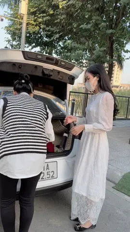 Lên tận lào cai mua hộp bánh hạt dẻ về yên bái mà để quên cả tuần lúc mở ra xem thì mọc rêu xanh lunnn òiiii😭😭😂