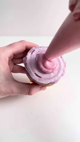 The fact this video got 12M views is insane 😂 My top video of 2022 🙌🏻 #cakeviral #cakehack #caketutorial #cakevideotutorial #cakevideo #cakehack cupcake tutorial cake hack cupcake decorating frosting recipe 