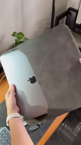 Sleek and minimalist laptop sleeve! 😍 Perfect fit for my Macbook pro! Goodbye bulky halo 🤣 #fyp #laptopsleeve #workspace #workspacemusthave #travelmusthave #macbookpro #macbooksleeve #foryou