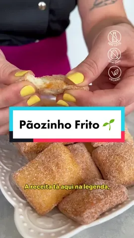 Pãozinho Frito! Mais uma receita super fácil, rápida e deliciosa, pra você que não consome leite, ovos e outros derivados de origem animal! E nem precisa se preocupar com a batedeira, porque essa belezinha vai ser feita na mão, e sem canseira! INGREDIENTES: • 500g de Farinha de Trigo; • 330g de Leite Vegetal; • 10g de Fermento Biológico Seco; • 10g de Sal; • Açúcar e canela à gosto; • Óleo para fritar. - Em uma tijela, misture bem o fermento com cerca de 200g do leite vegetal! Eu usei de castanha de caju, mas pode ser o que você tiver aí! - Acrescente a farinha de trigo e o sal e sove para incorporar todos os ingredientes, colocando o restante do leite conforme for necessário, até formar uma massa macia, que não gruda nas mãos. - Cubra e deixe descansar até dobrar de tamanho. Aqui, levou 40 minutos, mas o tempo varia de acordo com a temperatura aí na sua casa, podendo ser mais rápido em temperaturas mais quentes e levando mais tempo nas temperaturas mais baixas! - Transfira a massa para a bancada e abra com um rolo, até formar um quadrado com cerca de 4mm de espessura. - Com um cortador de pizza, corte a massa em tiras com 4cm de largura, nos dois sentidos, e transfira cada quadradinho para uma assadeira coberta com um saquinho plástico. Deixe cerca de meio centímetro de distância entre eles, cubra novamente e deixe descansar mais 15 minutos, enquanto prepara a panela com óleo. - Vamos fritar os pães em imersão, então escolha uma panela pequena e com borda média/alta, para usar menos óleo. Coloque o suficiente para cobrir os pãezinhos e leve aquecer. - Frite os pãezinhos dos dois lados, até estarem douradinhos e escorra em papel toalha para retirar o excesso de óleo. - Sirva quentinho com um café e pode se acabar na gostosura! - Pra fazer a versão doce, basta passar no açúcar com canela 👏🏽 Se quiser assistir o passo a passo completo, corre pro canal do YouTube e não esquece de me marcar quando fizer! Você já comeu esse pãozinho? Me conta aqui nos comentários! #govegan #vegano #receitasveganas #paovegano #paoveganosemsova #semovo #semleite