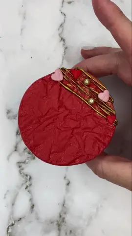 Textured tops ❤️💖👌🏻 #cupcake #cupcakedesign #tutorial #parchmentpaper #cakedecorating #ValentinesDay 