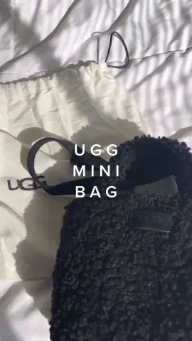 fell in love w it right when i saw it in store 😫 @UGG® #ugg #uggbag #teddy #teddybag #mini #minibag #uggminibag #uggstore #blackbag #review #purse #crossbody #crossbodybag #uggpurse 