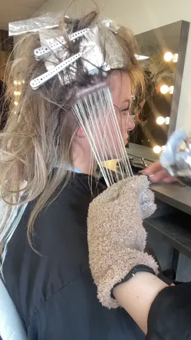 Foil pulling 🤌🏼🙌🏼👌🏼 #foilyage #foilyagetechnique #foilyagequeen #ukhairstylist #balayagehair #balayagecolourist #haireducator 