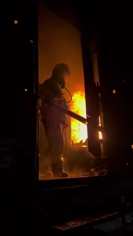 #brandcontainer #firefighter #feuerwehr #firefightersoftiktok #feuerwehrmann #fyp #fypシ #flashover #durchzündung #firefighting #firefightingtraining #foryou #viral #realbrand #realbrandausbildung #einsatzamlimit #dräger #haix #texport #realfire #fire #bomberos #volunteer #volunteerfirefighter 