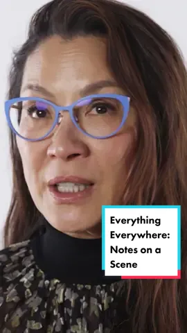 #MichelleYeoh and the Daniels break down a scene from #EverythingEverywhereAllAtOnce. #GoldenGlobes 