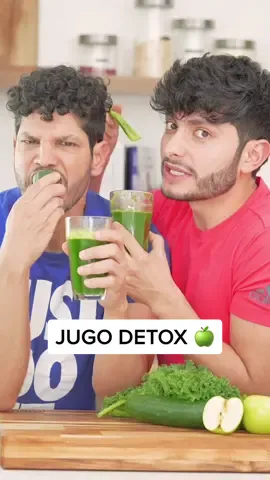 JUGO DETOX Y REJUVENECEDOR 🥒🍏 ¡Guárdalo y compártelo! 💚 • 😱 Hoy revelamos uno de los secretos mejores guardados de nuestro querido @entrenadorjose autor del Best Seller “Salvando Vidas” y reconocido coach personal de los famosos 💪🏽. • INGREDIENTES: ▪️5 hojas de Kale o Col rizada (Vitamina K y antioxidantes). ▪️1 manojo de Espinaca (Hierro y calcio). ▪️1/2 Pepino (Rico en potasio, magnesio).  ▪️4 tallos de Apio (Antioxidantes y fibra). ▪️1 trocito de Jengibre (Antibiótico natural). ▪️1/2 Manzana verde (Regula el Ph de la boca).  ▪️1 cda. de semillas de chia (Omega 3). Déjalas remojar por unos minutos. • (Puedes prepararlo en exprimidor de jugos o en licuadora).  💪🏽Acompáñalo de una nutrición balanceada y tu rutina de ejercicios 💪🏽 • 🍏 ¡Guárdalo y compártelo! 🍏 • #detox #saludable #Fitness #greenjuice #comidasaludable #losdeñam #jugoverde #Receta @entrenadorjose 