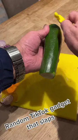 Comment down below if you have seen this before ⬇️ 👇 #KitchenHacks #peeler #tiktokmademebuyit #amazonfinds #peel #veg #food 