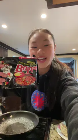 Spicy buldak samyang noodles with bibigo dumplings, japanese fish cake, and rice cakes recipe MMMMM i will post a mukbang too
