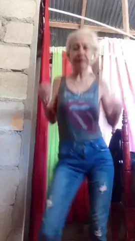 Como baila mi abuela el meneaito #bailar #meneaito #risa #abuela #frypg #viral 