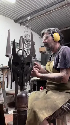 time lapse making sauron’s helmet...! 😈😈😈 . . . . . . . . . . . . . #art #fantasy #lotr #lotrtok #sauron #halbrand #middleearth #tolkien #warriors #darklords #helmet #theringsofpower #medievalfantasy #fantasyworld #señoroscuro 
