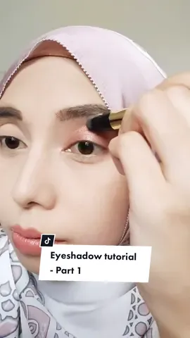 Ni cara paling mudah for beginner - guna eyeshadow pencil. Walaupun cuma 1 color, siap ada shimmer (yang kilat2 tu), color dia soft & natural je. Kadang2 bila nak cepat Linda guna eyeshadow pencil ni je. Mudah nak blend sbb dia ada sponge sekali. Murah dan color dia cantik2 😍 #eyeshadow #eyeshadowtutorial #eyeshadowpencil #eyeshadowlook #eyeshadowhacks #eyeshadowhack #eyeshadowtips 