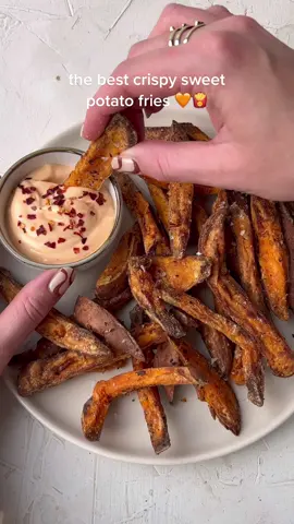 crispy sweet potato fries 😍🧡 recipe: 3 sweet potatoes 2 tbsp cornstarch 3 tbsp olive oil 1 tsp salt ½ tsp pepper ½ tsp italian herbs method: Cut the sweet potatoes in fries.  Place them in a bowl of water for at least 30 minutes. This will make them turn out crispier. Make sure to dry the pieces. If you don't have the time, you can skip this step. Add the cornstarch, make sure all the pieces are covered. Add the oil and seasoning. Again cover all the pieces. Place the sweet potato in the airfryer for 20 minutes or on 220°C for 40 minutes in the oven. Do keep an eye on them, as it might go faster in your oven. Make sure to turn them every 5-10 minutes in the airfyer. For the oven, turn each piece after 30 minutes and bake for another 10-15 minutes. #sweetpotato #fries #crispyfries #sweetpotatofries 