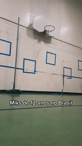 Não é pra querer desmerecer o esporte no Brasil, mas os mlk dos Estados Unidos tem umas idades duvidosas..😅🤣#basquete #jrnba #basquete🏀 #basquetebrasil #basquetebol #basket #enterrada 