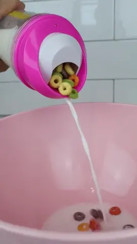 Insane cereal on-the-go cup...🤩🥛 Check our bio for more info! #fyp #foryoupage 🎥: @mik.zenon