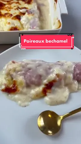 Poireaux béchamel, la recette de mon enfance tellement réconfortante ! 🫶🏻 Vous êtes plutôt team poireaux ou endives ?? 🤔 Perso je déteste les endives ahaaa Et ce n’est pas parce qu’il y a de la béchamel que l’on va prendre du poids… Tout est une question de quantité les amis, il ne faut pas se priver ! 💪🏻 Ingrédients (2pers): - 2 poireaux 165g,  - 4 tranches de jambon (vous pouvez remplacer par de la dinde ou poulet) - 30g mozzarella Béchamel :  - 25g beurre - 25g farine - 400ml lait demi-écrémé - muscade, sel, poivre Cuisson 30min à 180degrés. Total 778kcal, 389kcal par personne 🤍 J’attends vos retours avec impatience, bon app les copains 🤩 #Recipe #poireaux #tiktokfood #leek 