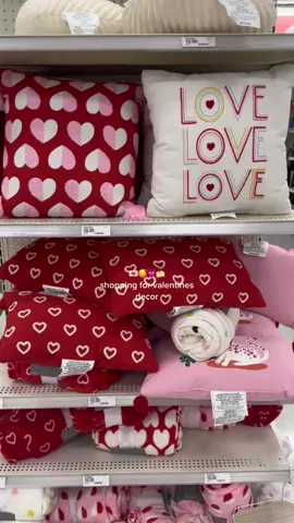 valentines decor has my HEART 💓 #valentinesdecor #targetvalentinesday #cutetargetfinds #shoppingforvalentines #favholidayever #ValentinesDay #vdayfinds #valentinespillows  #shoppingwithmyboyfriend 