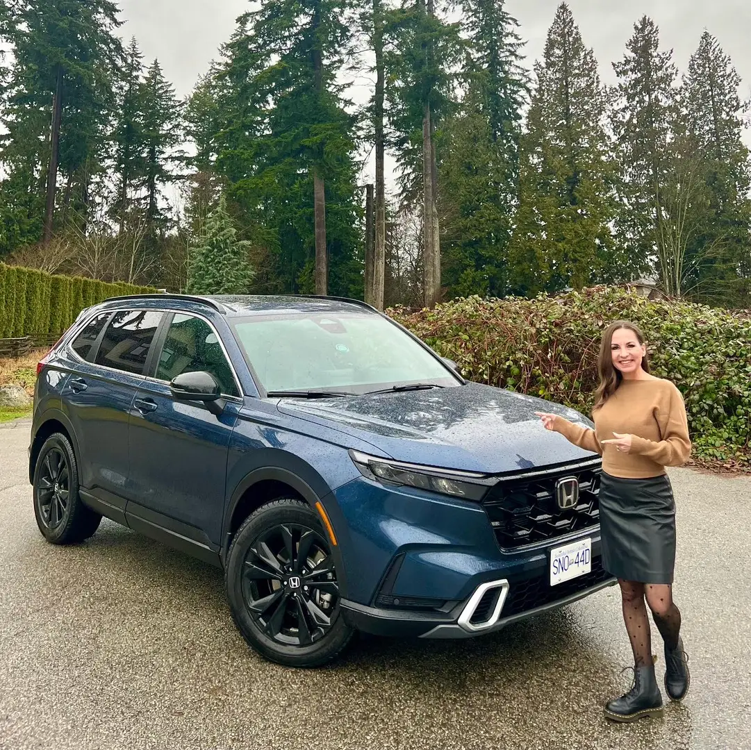 I had the new generation 2023 Honda CR-V Sport trim a few weeks ago and told you I loved the more “grown-up” looks. And I do! But, I love this brand-new-to-Canada Hybrid version (Touring, top-trim) version EVEN MORE)! This blue is so 💣 too, but I don’t see it on the 🇺🇸 website?! 🚘 2023 Honda CR-V Touring Hybrid (first year for Hybrid in Canada!) 🇨🇦 💙 Canyon River Blue Metallic ($) ❄️ AWD  💺 Seats 5 🧨 2.0L 4 cylinder + electric motor 🐎  204 HP 247 lb-ft Torque (combined) ⚙️ E-CVT (“automatic”) 💵 Starting (base) 🇨🇦$36,865K 🇺🇸 $31,610 💰 As Tested 🇨🇦$50,965 🇺🇸 $41,050 #Honda #hondacrv #crv #crvtouringhybrid #hybrid #crossover #familycars #electrified 