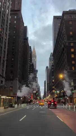 New York City Vibes, Evening Rush Hour #newyorkvideos #newyorkvibes #newyorkviews  #newyorkcity #nycbuildings #travelnyc🇺🇸 #travelreelsoninstagram #travel #travelblog #nycstreets #nycstreetphotography 