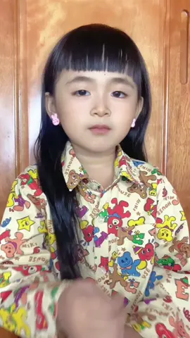 Lại là cô bé đú trend muộn 🤣 Mẹ con edit còn gà quá 😂#makeupkid #madeyoulook #trendingsong #tiktok 