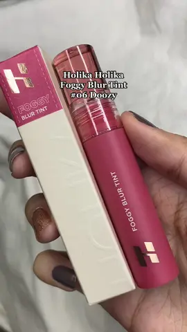 Holika Holika Foggy Blur Tint, 06 Doozy ✨tinta coreana con un acabado gloss hermoso 💕 #holikaholika  #foggyblurtint #blurtint  #lipstick #liptint #koreanlipstutorial #koreanlipstick #holikaholikaliptint #madforcos #홀리카홀리카 #frmadcos #frmadcosambassador #lamisebeauty #liptint #tintadelabios #tintaparalabios #tintacoreana #koreanliptint #maquillajecoreano #kbeautylatino #kbeautycolombia #kbeautyparaprincipiantes #kbeautylatina #koreanmakeup #kbeauty