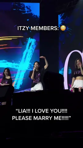 fans rly do anything just to get noticed 🫶🏼 #itzy #itzyinmanila #checkmateworldtour 
