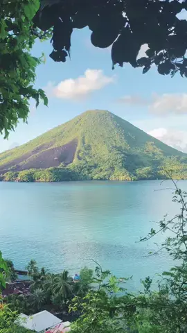 View Gunung Api Banda Neira, Maluku (13/01/2023) #Gunung #GunungApi #Banda #Neira #BandaNeira #Maluku #Indonesia #Mollucas #Nature #Mountain #Hiking #Camping #Travel #Landscape 