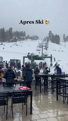 Little lunch break for beer #apresski #snowboarding #snowboarder #snowboardtiktok #snowboardinggirl #girlswhosnowboard #outdoorsygals 