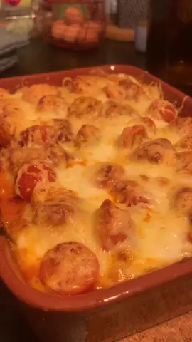 Gezien op TikTok, goedgekeurd in’t echt! Receptje wat aangepast en meer cachet gegeven met worteltjes en vegetarische balletjes. Hopla! (Ah ja, en ook op de ASMR-trein gesprongen voor zolang ik mijn stem vreselijk blijf vinden.) #food #foodtiktok #Foodie #FoodLover #pasta #cannelloni #mozzarella #tomato #gerechtjes #eten 