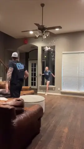 They have a prank war in their house every day 😂 (via @Lindy and Jlo) #prank #funny #family 