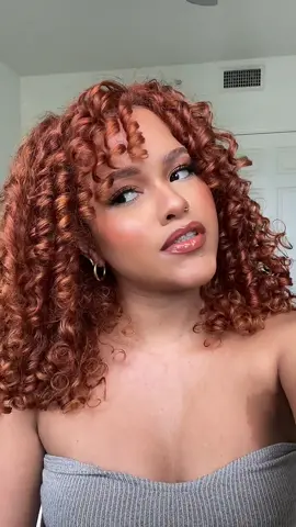 Since my comment section keeps saying i look like shakira 😅 i dont see it! 