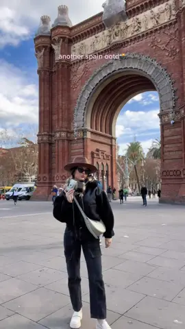I feel like I just look better in Spain 📸  #Spain #Barcelona #Seville #visitbarcelona #visitspain #barcrlonatiktok #americansabroad #travelinfluencer #Denverinfluencer #OOTD #polene #fit #fitcheck #outfit #traveloutfit #traveloutfitideas 