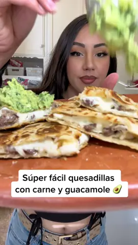 Here’s a super easy way I like to make quesadillas con carne y guacamole. Me faltaron los chiles curtidos 🥲 but it was still super tasty. 😋 #fyp #EasyRecipe #recetasfaciles #quesadillas #queso #cheese #snackideas #comidamexicana #mexicanfood #guacamole #guac #brendaagenda #losbukis 