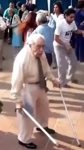 Mi abuelo😳🤣#baile #abuelo #fyp #tu #parati #funny #chiste #broma #tiktok #grandpa 