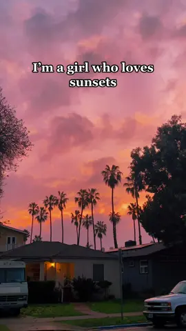 Sunset girl all the way #sunset #sandiegosunset #sandiegosunsets #sandiegolife #sandiegocheck 