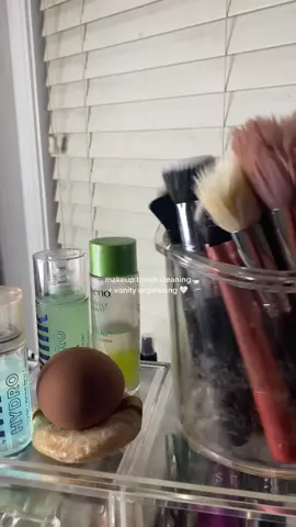 finally checked this off my list omg / inspired by my @chyantonio 💗#makeupbrushcleaning #makeupasmr #cleaningasmr #vanitymakeup #vanitysetup #vanityorganization #makeuporganization #sephorahaul #blackgirlmakeup #makeupbagessentials #thatgirlchristelle #howtoedit #quickminivlog #contentideas #ugccreator #sephorahaul 