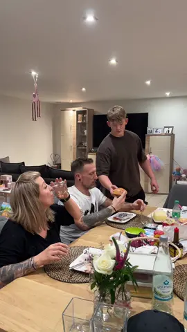 Kinder🤨Kinder sind was tolles haben sie gesagt🤦🏻‍♂️🤷🏻‍♂️😂 @Joel🪐 #sveniundnicki #heuwinkels #familiencomedy #humor #unterhaltung #familienleben #männer #vaterundsohn #kinder #süssesschneckchen #teeni #😂 #😜 #😎 #😉 
