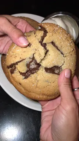 Chocolate Chunk Cookie! 🤩🍪🍫💦 📍: Prime 112 🌆: Miami Beach, FL #foodyfetish #chocolatechipcookies #chocolatechip #cookies #cookie #miamiresturant #miamifood #miamieats 