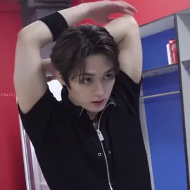LEE KNOW IN THE NEW SKZ TALKER🧎🏽‍♀️ #fyp #foryou #foryoupage #straykids #skz #leeknow #skzstay #straykidsedit #skzedit #leeknowedit #leeknowstraykids #skztalker #leeknowskz #kpopedit #capcut 