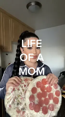 Sometimes I wash the dishes after every meal sometimes I don't 🤷🏻‍♀️ #momlife #relatable #realisticmom #itiswhatitis #keepingitreal #dinnertime 