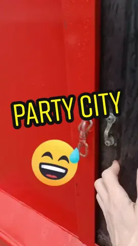 Party city playing tricks on me !! 😅🤣✌️ #dumpsterdiveking #fyp #dumpsterdiving #dumpster #partycity  #lol #dumpsterdive 