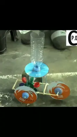A partir de agua se le da movimiento a uno movil diseñado con cds. #escuela #física #education #ciencia #curiosidades #educacion 