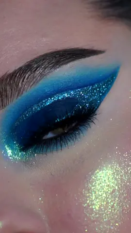Storm Blue ⚡️💙 #glitter #makeup #smokeyeye 
