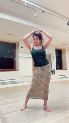 As raw as it can be 💁🏻‍♀️this is how my students, family and friends see me No make up, no costume, no stage… but lots of joy, and gratitude for who I am, for my passion, and for this body which keeps me going despite the overload  This is me, and as I stay true to myself, I attract more and more wonderful things 🙏🏻 ***** Some say I need to learn more dance, moves, history, context, etc  Absolutely! Learning is an infinite journey and I am constantly thriving to improve myself ❤️ and as long as I know that, I am content  Have a lovely week✨ #b#bellydanceclassb#bellydanceb#bellydancerd#danzaarabed#danzadelvientre #bellydancequeens  