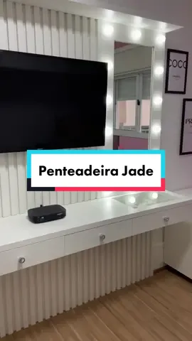 Nossa penteadeira Jade na cor branca! Essa é uma opção 3 em 1: penteadeira, painel de tv e espaço para estudos 😁 #penteadeira #marcenaria #camarim #penteadeiracamarim 