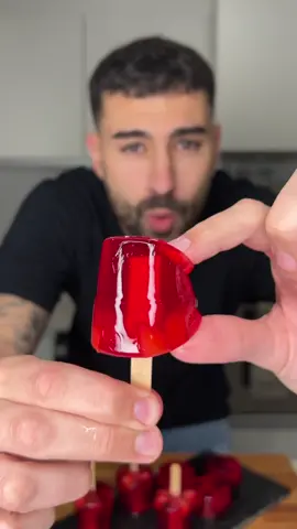 LLEVA TU PREVIA A OTRO NIVEL: Shots de Gelatina con Vodka 🍓🤪 • Como les dije en el video, estoy nominado a los #tiktokawards en la categoria de Master del Sabor. Me encuentran avajo de toda la categoria, y si pueden ayudarme con su voto, seria increíble! Lo hacen desde aqui dentro de la app super facil, y para mi seria super de ayuda! Confío en ustedes ❤️ • 𝕀𝕟𝕘𝕣𝕖𝕕𝕚𝕖𝕟𝕥𝕖𝕤: • 30gr de Gelatina del sabor que mas te guste (Yo use de frutilla 🍓) • 200ml Agua 💦  • Jugo de 1/2 Limón 🍋  • 125ml Vodka  • El alcohol casi que no se siente en el sabor así que contrólate y no tomes de más! Y de más está decir, que no es una golosina, es un trago hecho gelatina, así que es solo para mayores de 18 años! 🙏🏻  • #jellyshot #vodka #gelatina  