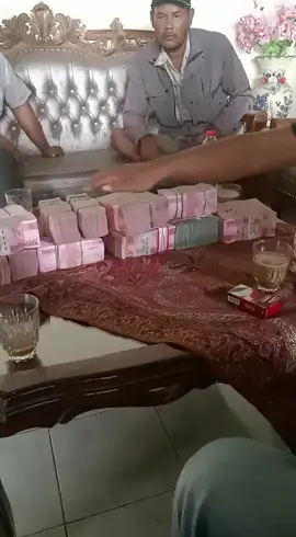 transaksi bawang merah..... begenggek kae slalu ngaku duite akeh merasa sugih dwe ...sak dunia ....ayu dwe sak dunia nek ruh duit ngene iki piye Yo....ha ha ha .....