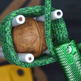 Walnut Monkey Fist paracord keychain #paracord #paracordkeychain #monkeyfist #walnut 