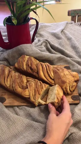 Pão doce de canela!! Não fica muito doce, é suuuuper macio e fácil de fazer!! Receita👇 230ml de leite morno 10g de fermento biológico  384g de farinha de trigo sem fermento 70g de açúcar  4 gemas 90g de manteiga em temp. Ambiente Recheio: Açúcar Canela Manteiga Modo de preparo: Junte o leite morno com o fermento e 1 col. Sopa de açúcar, deixe descansar por 15 minutos. Depois, em uma batedeira, junte a farinha, o restante do açúcar, a mistura de fermento e os ovos. Bata por 20 minutos. Depois, adicione a manteiga em temperatura ambiente e bata por mais 5 minutos. Unte um recipiente com óleo e deixe a massa descansar por 1h30min. Estique a massa em uma superfície enfarinhada e espalhe a manteiga, o açúcar e a canela. Enrole a massa e faça um corte no meio, faça uma trança e coloque em uma assadeira untada com óleo. Deixe a massa descansar por mais 15 minutos, polvilhe açúcar e canela e leve ao forno pré aquecido à 180°C por aproximadamente 40 minutos!! Pão inspirado na receita da @azucarycanela_  . . #paodoce #pãocaseiro #pão #cotagecoreaesthetic #cozinha  #tiktok  #pãocomcanela